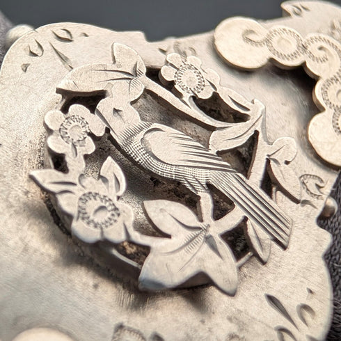 1892年 英国アンティーク 純銀製 木に止まる鳥の彫金 ブローチ