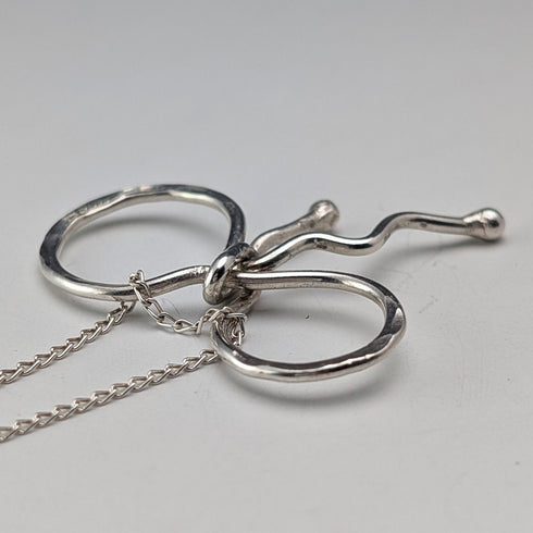 英國復古純銀絲帶設計吊墜,搭配純銀鍊。