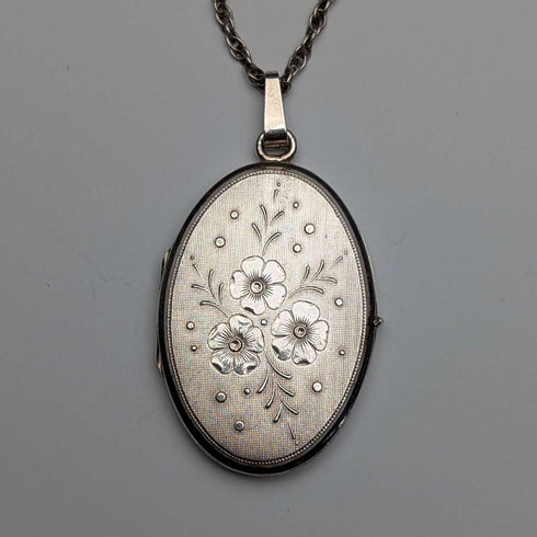 British Vintage Floral Engraved Sterling Silver Locket Pendant with Sterling Silver Chain Total 15.7g