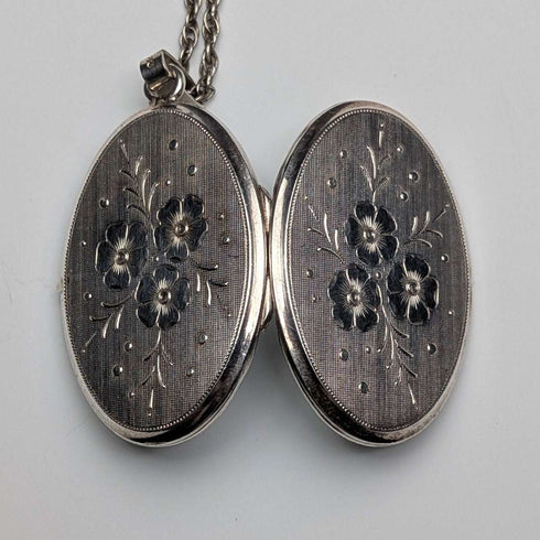British Vintage Floral Engraved Sterling Silver Locket Pendant with Sterling Silver Chain Total 15.7g