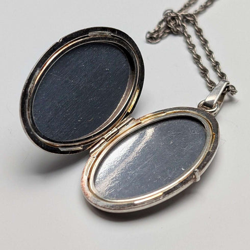 British Vintage Floral Engraved Sterling Silver Locket Pendant with Sterling Silver Chain Total 15.7g