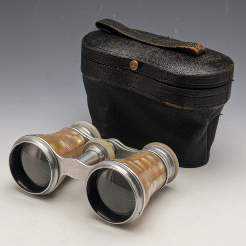 Binoculares de ópera vintage alemanes con incrustaciones de nácar y estuche original