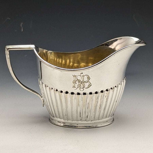 Juego de 3 piezas de tetera tipo "bachelor" de plata chapada, antigüedades británicas de finales del siglo XIX, por Roberts & Belk, en su estuche original.