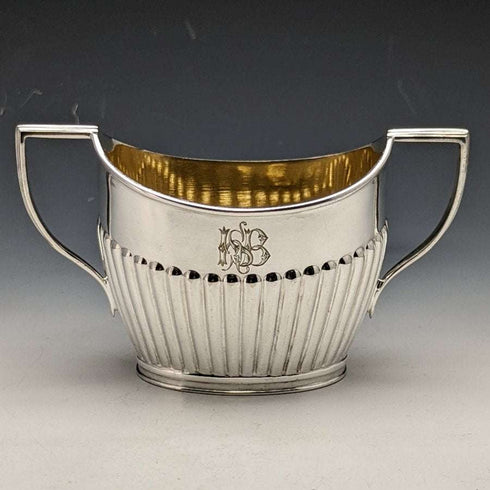 Juego de 3 piezas de tetera tipo "bachelor" de plata chapada, antigüedades británicas de finales del siglo XIX, por Roberts & Belk, en su estuche original.