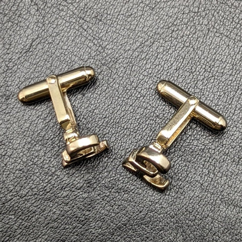 Gemelos de plata de ley (sterling silver) fabricados en el Reino Unido con baño de oro y diseño de libra esterlina