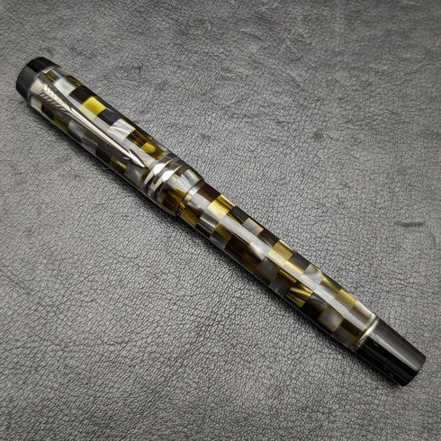 Bolígrafo roller Parker Duofold, fabricado en el Reino Unido, diseño de cuadros verdes, en estuche.