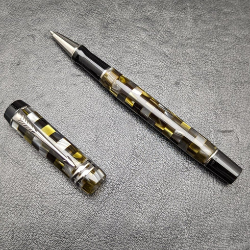 Bolígrafo roller Parker Duofold, fabricado en el Reino Unido, diseño de cuadros verdes, en estuche.
