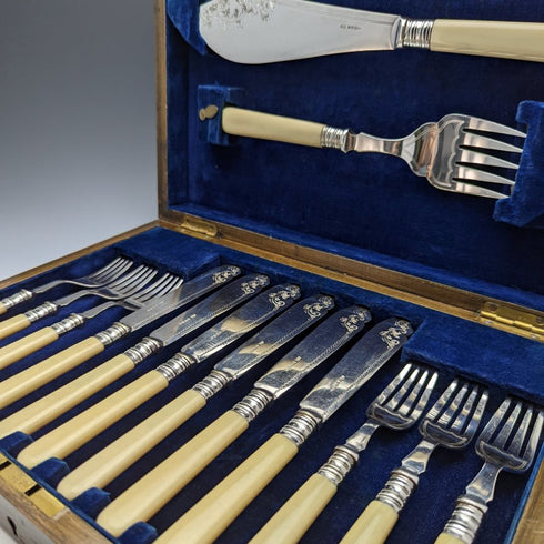 英国アンティーク 樹脂ハンドル シルバープレート フィッシュカトラリー6x2&サーバ セット 木箱入り