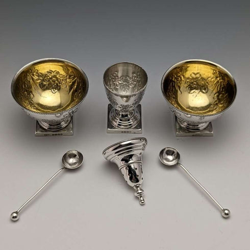Juego de cruets (vinagreras) de plata de ley, antigüedad inglesa de alrededor de 1887, en su caja original.