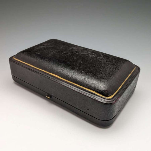 Juego de cruets (vinagreras) de plata de ley, antigüedad inglesa de alrededor de 1887, en su caja original.