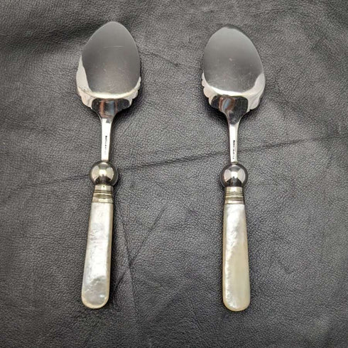 Par de cucharas para mermelada de plata chapada con mango de nácar, antigüedades británicas