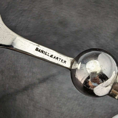 Par de cucharas para mermelada de plata chapada con mango de nácar, antigüedades británicas