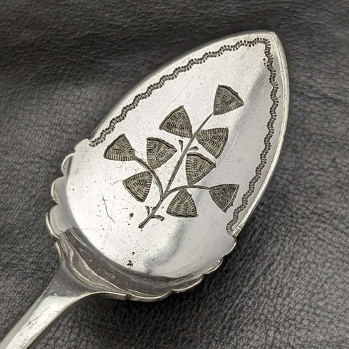 Par de cucharas para mermelada de plata chapada con mango de nácar, antigüedades británicas