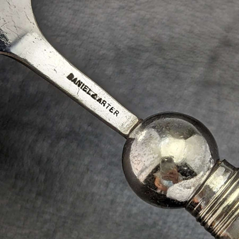 Par de cucharas para mermelada de plata chapada con mango de nácar, antigüedades británicas