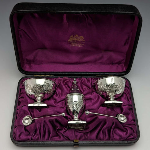 Juego de cruets (vinagreras) de plata de ley, antigüedad inglesa de alrededor de 1887, en su caja original.
