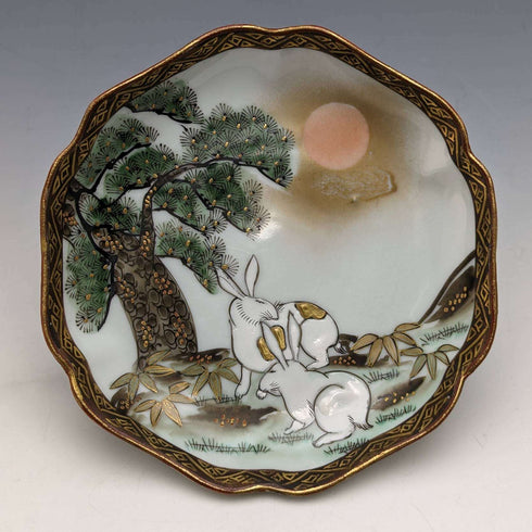 Antigüedad japonesa, periodo Meiji, plato pequeño de porcelana Kutani con diseño de conejo
