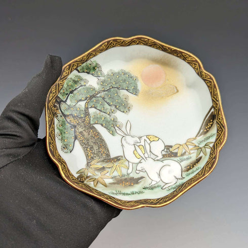 Antigüedad japonesa, periodo Meiji, plato pequeño de porcelana Kutani con diseño de conejo