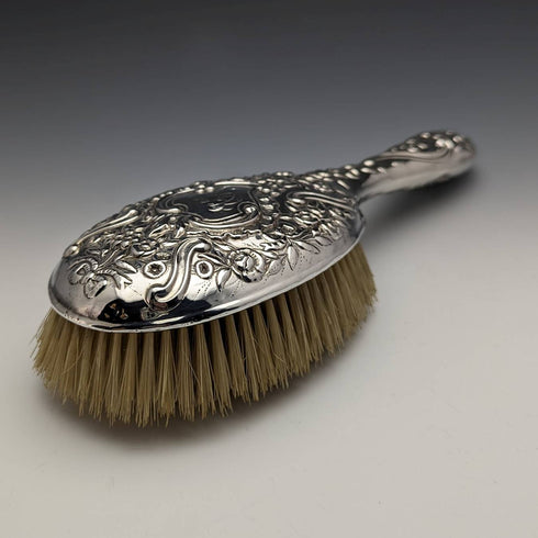 【お取り置き中】1890年頃 英国アンティーク 純銀製ハンドル 大型ブラシペア 浮き彫り彫刻 Comyns