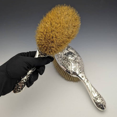 【お取り置き中】1890年頃 英国アンティーク 純銀製ハンドル 大型ブラシペア 浮き彫り彫刻 Comyns