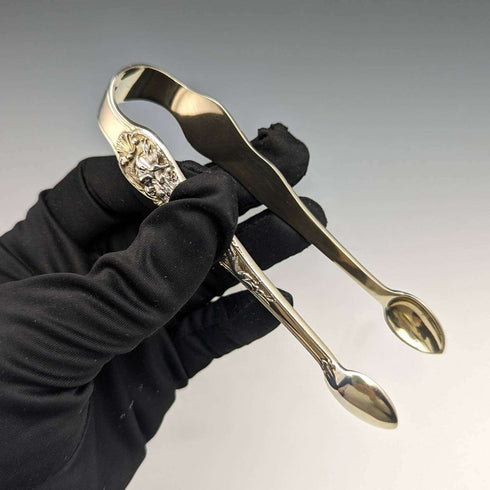 1876年 英国アンティーク 純銀製 シュガートング レリーフ彫刻