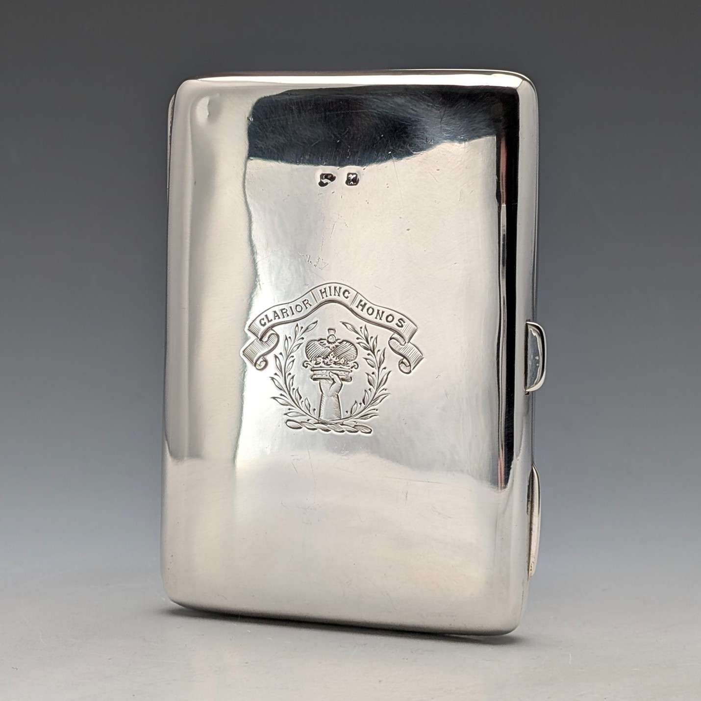 1897 年英國古董純銀雙門卡片盒，鏡面拋光，刻有盾徽，107 克– SILVER-LUG