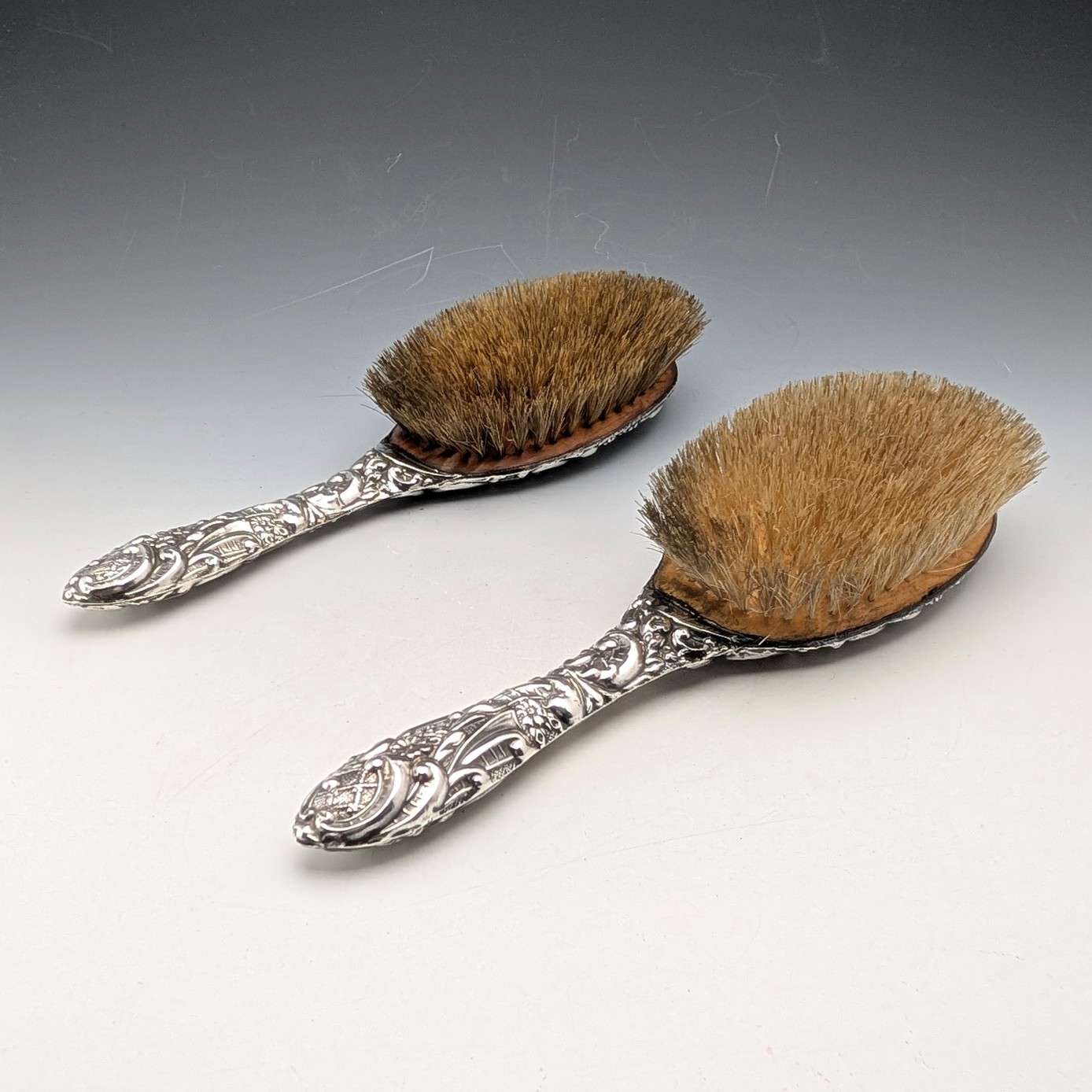 1910年 英国アンティーク 純銀装飾ハンドル ヘアブラシペア J&R
